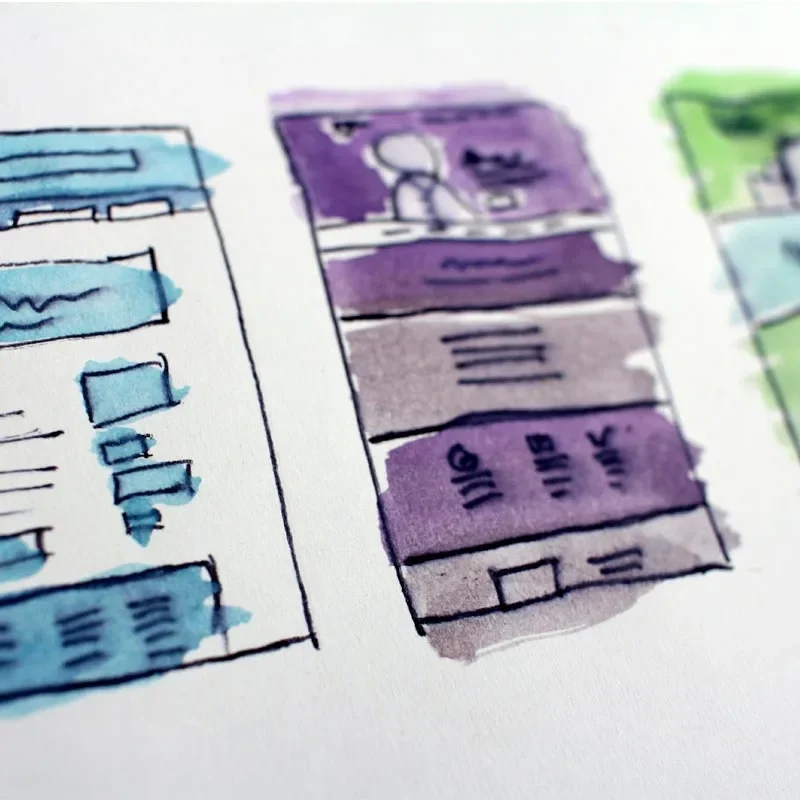 Skizzen von Webdesigns mit farbigen Akzenten in Blau, Lila und Grün.